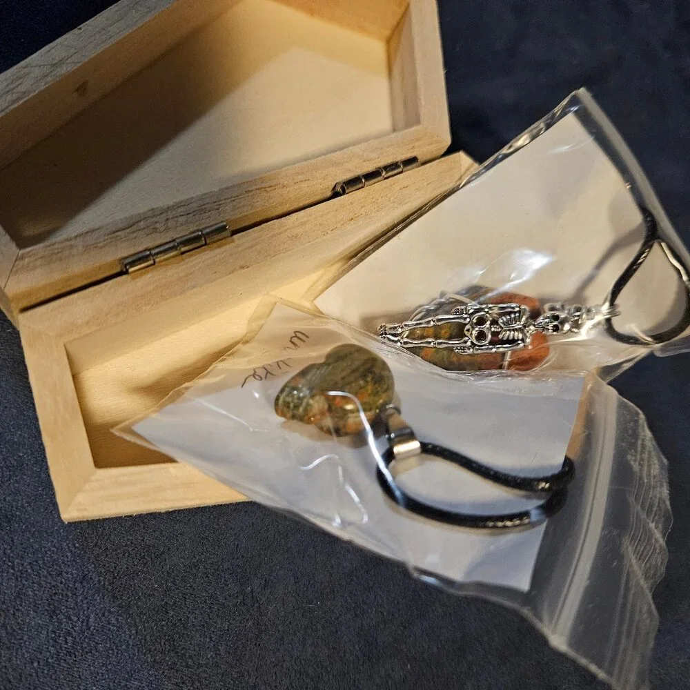 Unakite skull & coffin, with skeleton, gemstone/crystal pendants, & jewelry box - Picture 3 of 8